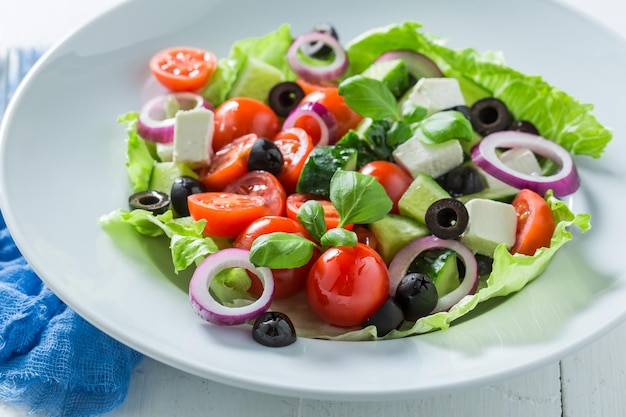 Saborosa salada grega com queijo feta, azeitonas pretas e alface