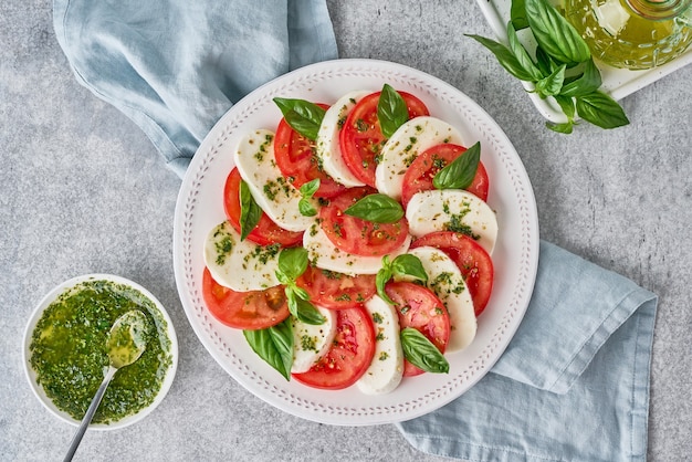 Foto saborosa salada italiana caprese com molho pesto