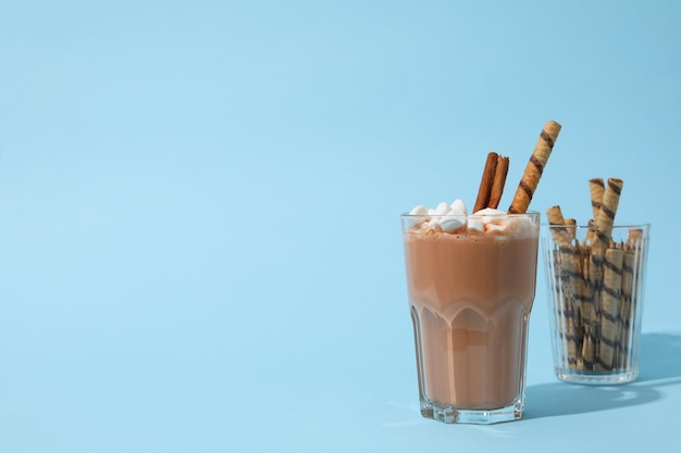 Saborosa sobremesa fresca de verão - milk-shake de chocolate, espaço para texto