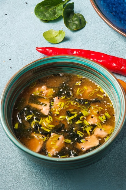 Saborosa sopa asiática com salmão e alga nori