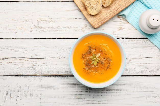 Saborosa sopa de creme de abóbora em uma tigela na mesa