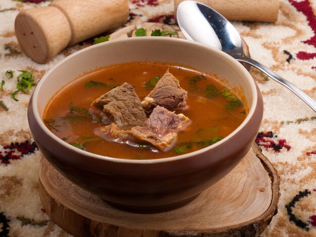 Foto saborosa sopa kharcho tradicional georgiana com carne.