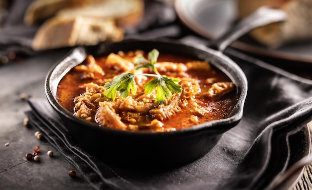 Saborosa sopa o estofado hecho de tripa de res y especias