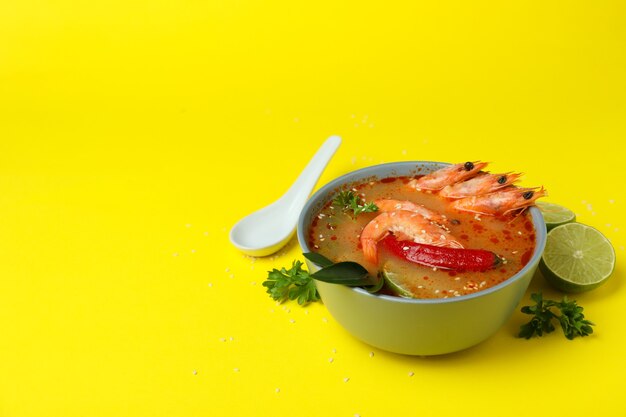 Saborosa sopa Tom yum em fundo amarelo