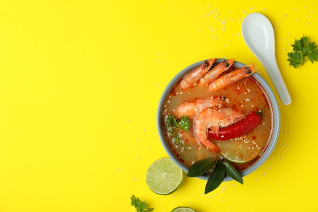 Saborosa sopa Tom yum em fundo amarelo