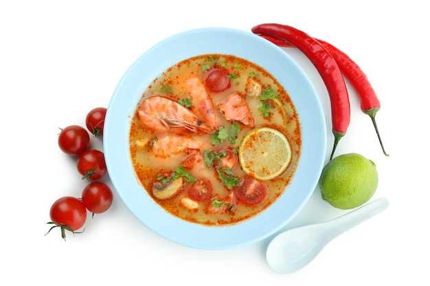 Saborosa sopa Tom yum isolada no fundo branco