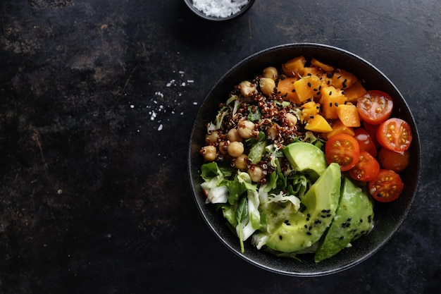 Saborosa tigela de puxão fresca com abacate, quinoa e legumes vista superior