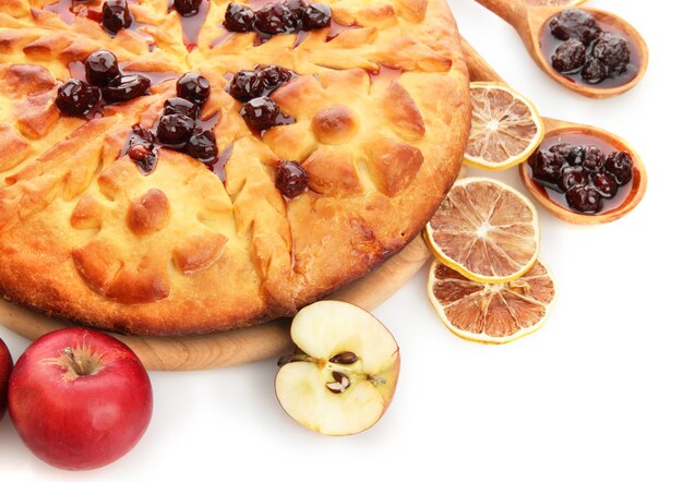 Saborosa torta caseira, maçã e geléia, isolada no branco