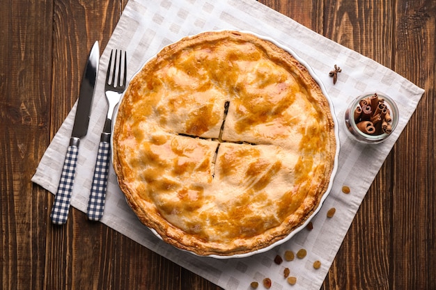 Saborosa torta de maçã caseira na mesa de madeira