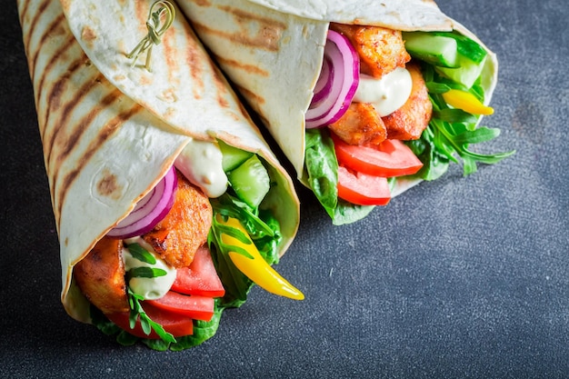 Saborosa tortilha grelhada com frango, tomate e alface