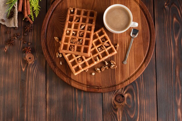 Saborosas bolachas de viena frescas, geléia e café em um fundo escuro de madeira