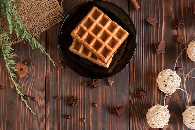 Saborosas bolachas de Viena frescas, geléia e café em um fundo escuro de madeira