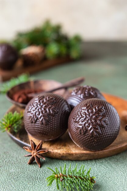 Saborosas bombas de cacau com marshmallow e chocolate com ramos de pinheiro e especiarias Bebida quente de inverno moderno