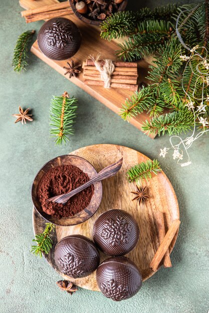 Foto saborosas bombas de cacau com marshmallow e chocolate quente da moda de inverno