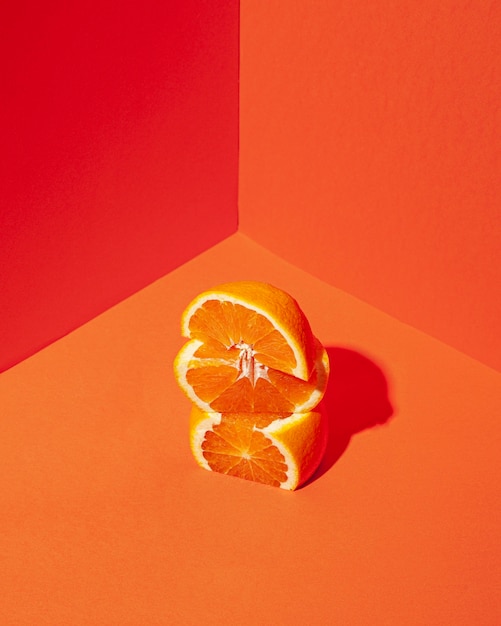 Foto saborosas fatias de laranja em ângulo alto