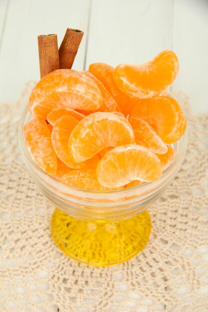 Saborosas fatias de mandarina em tigela de vidro