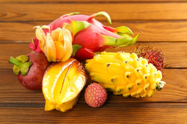 Saborosas frutas exóticas em fundo de madeira
