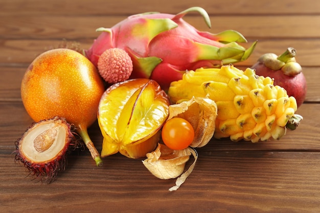 Saborosas frutas exóticas em fundo de madeira
