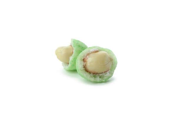 Saborosas nozes de wasabi isoladas no branco