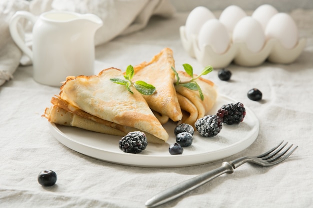 Saborosas panquecas russas tradicionais, leite. Primavera. Entrudo.