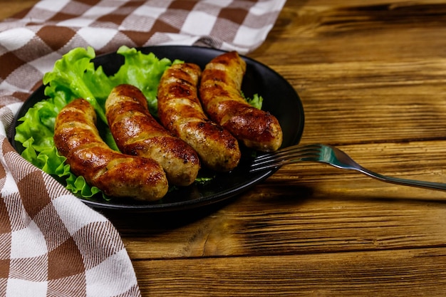 Saborosas salsichas grelhadas em uma mesa de madeira