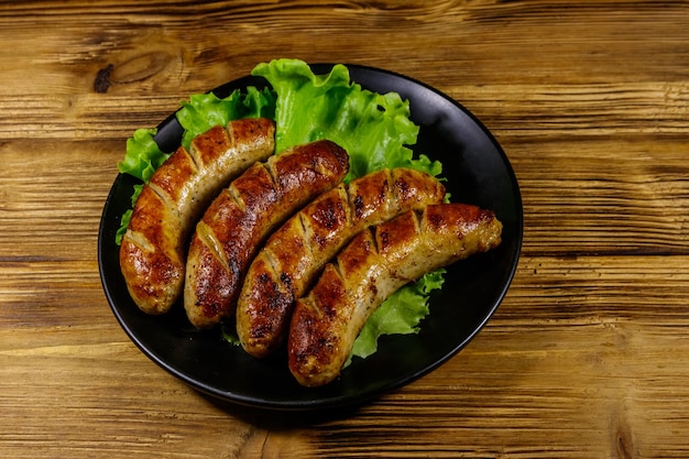 Saborosas salsichas grelhadas em uma mesa de madeira