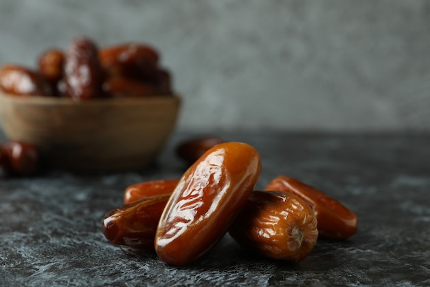 Saborosas tâmaras secas na mesa preta esfumada, close-up