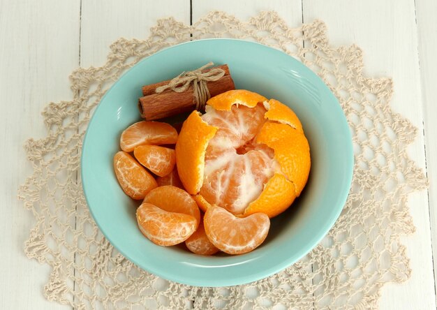 Saborosas tangerinas em chapa colorida em fundo claro