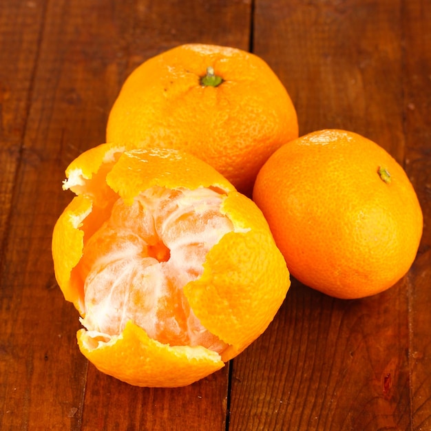 Saborosas tangerinas em fundo de madeira