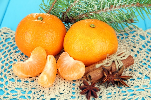 Saborosas tangerinas em guardanapo sobre fundo azul