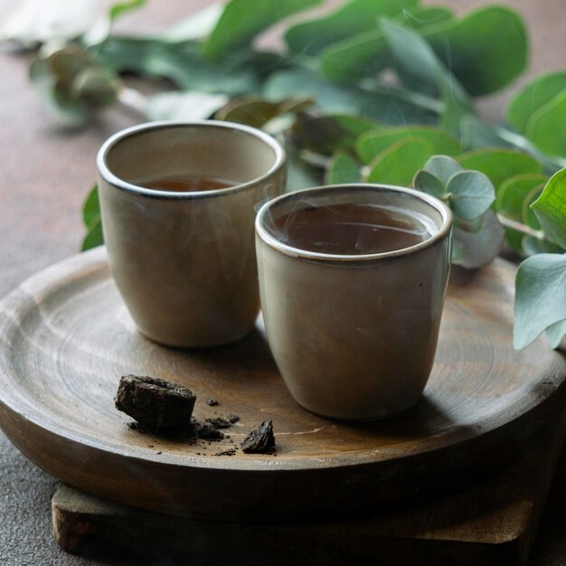 Saborosas xícaras de chá na mesa de madeira