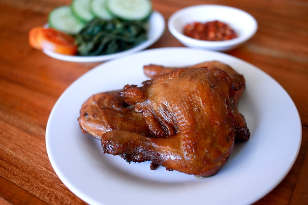 Saboroso Ayam Bakar Madu com Sambal, tradicional frango assado da Indonésia