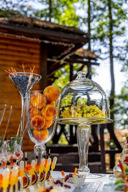 Saboroso banquete à mesa Deliciosos petiscos na festa de casamento