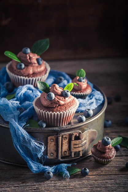 Saboroso bolinho de chocolate feito de frutas frescas e creme