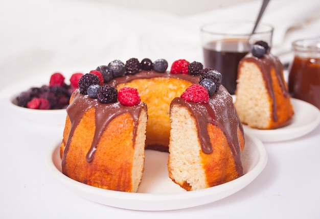 Saboroso bolo de baunilha caseiro baunilha com bagas.