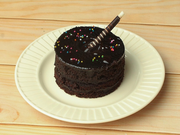 Foto saboroso bolo de chocolate escuro na chapa branca para festa de aniversário