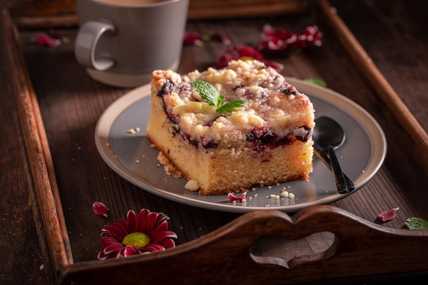 Saboroso bolo de fermento com glacê e frutas