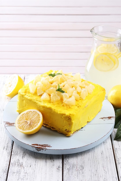 Saboroso bolo de limão na mesa de madeira