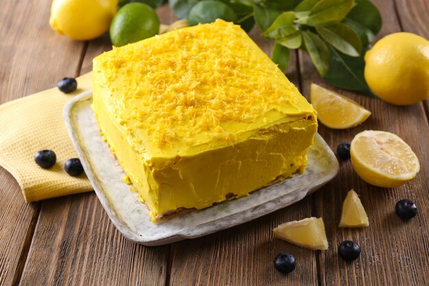 Saboroso bolo de limão na mesa de madeira