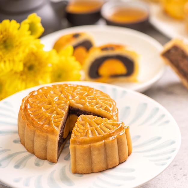 Saboroso bolo de lua de pastel de gema de ovo cozido para MidAutumn Festival em fundo de mesa de madeira brilhante Conceito de comida festiva chinesa fechar espaço de cópia
