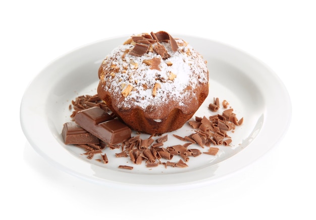 Saboroso bolo de muffin com açúcar de confeiteiro e chocolate no prato isolado no branco