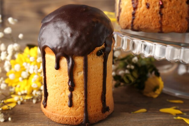 Saboroso bolo de Páscoa na mesa