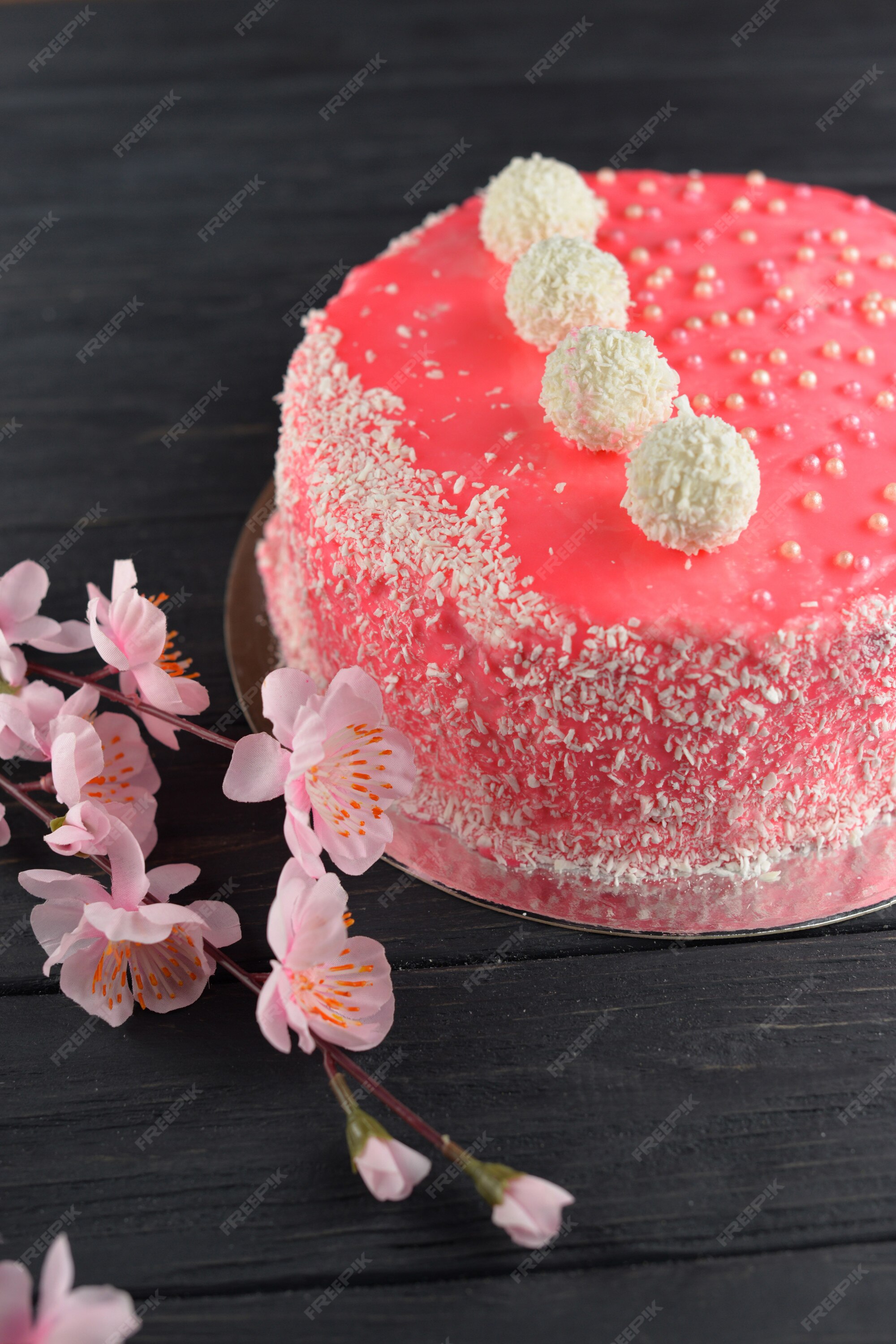 Pequeno bolo de aniversário rosa redondo com frutas mastic e decoração