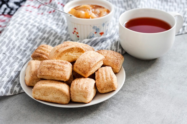 Saboroso café da manhã. Biscoitos doces de canela caseiros e xícara de chá