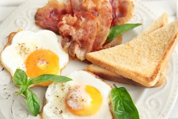 Saboroso café da manhã com ovos fritos e bacon close-up