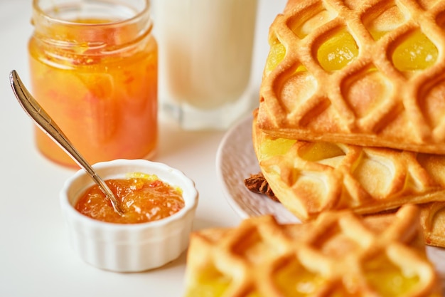 Saboroso café da manhã com pilha de mini tortas de massa folhada com geléia de pêra e limão