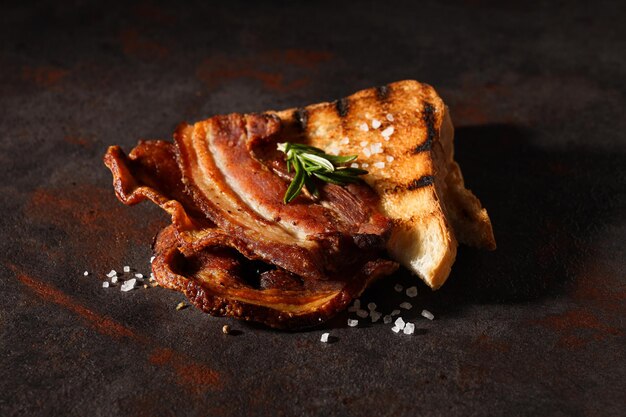 Saboroso café da manhã e delicioso conceito de comida de carne bacon frito