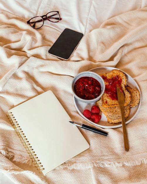 Foto saboroso café da manhã e notebook de alto ângulo