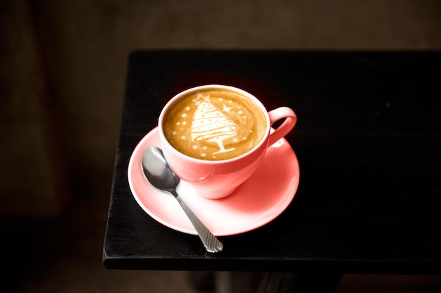 Saboroso cappuccino com arte de latte de árvore de natal