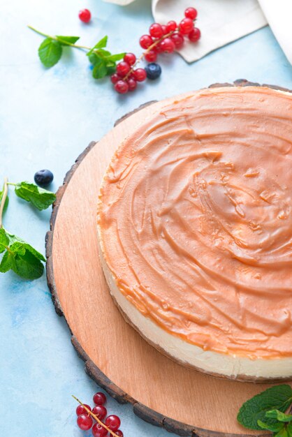 Saboroso cheesecake com frutas vermelhas na cor